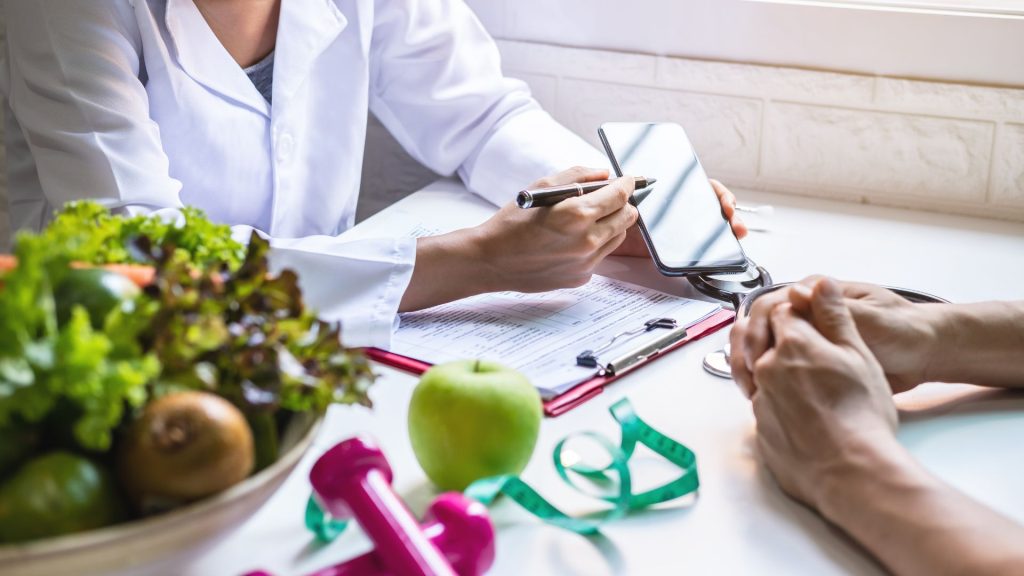 A doctor advises a patient during GLP-1 therapy.